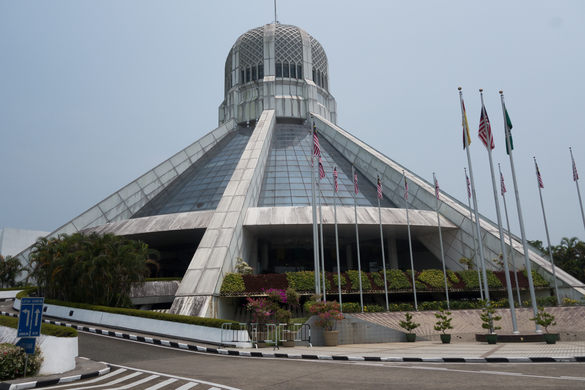 cat museum exterior - Asal Mula Kota Kuching di Malaysia dan Sejuta Pesonanya