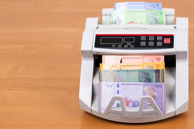 malaysian money counting machine 52793 989 - 4 Tips Sederhana Mengirim dan Menukar Ringgit Malaysia untuk Keluarga di Tanah Air