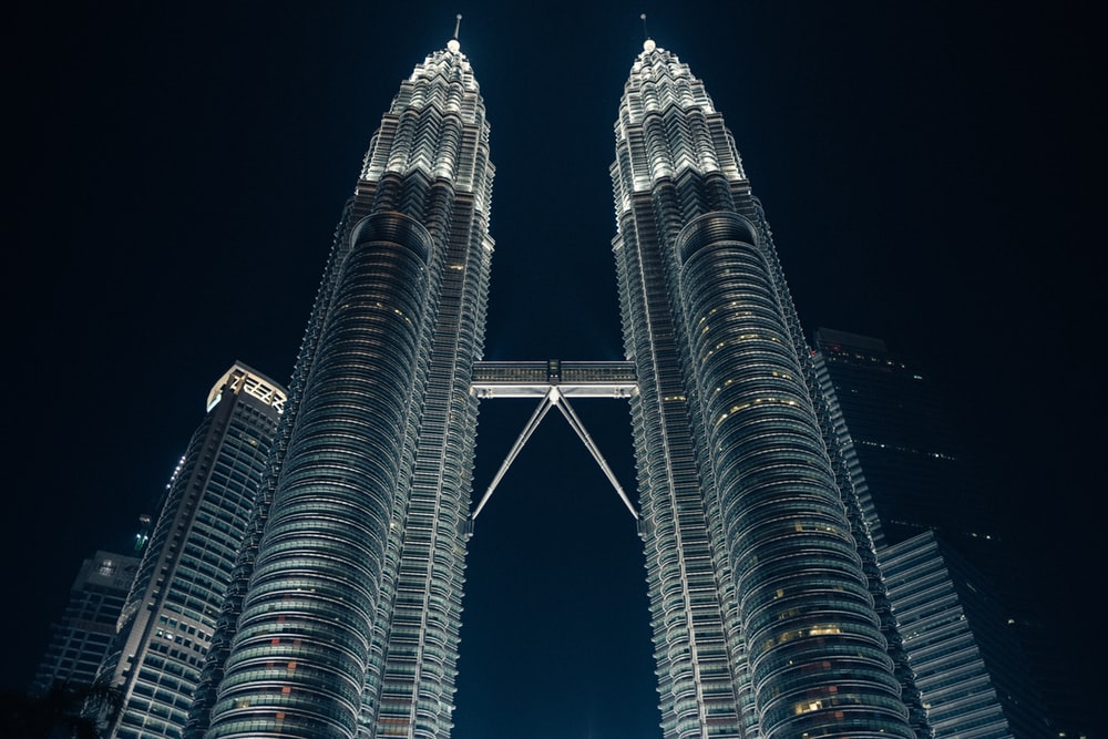 unsplash menara kembar - Perbedaan Waktu Indonesia dan Malaysia Tidak Jauh Berbeda