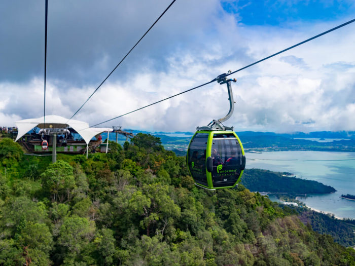 cable car 1 700x525 - 3 Destinasi Wisata dengan Pemandangan Kota Terbaik di Malaysia