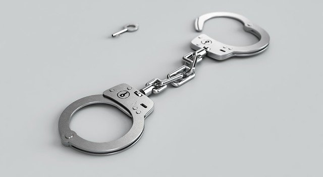 handcuffs 3655288 640 - Hal yang Perlu Anda Tahu Sebelum Purna Penempatan TKI