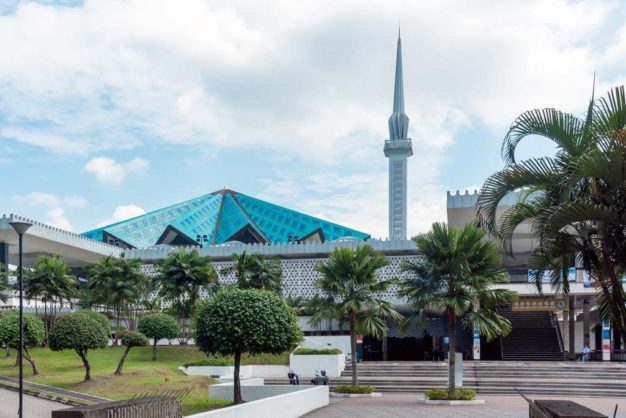 Masjid Negara Malaysia Foto Depan Dari Jauh e1590796351600 - 6 Masjid Termegah di Negara Malaysia yang Wajib Anda Kunjungi