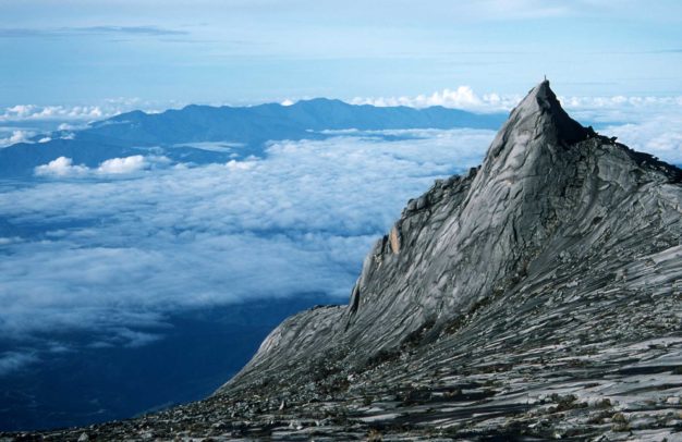 kinabalu e1590912153930 - Penting! 5 Gunung Tertinggi di Malaysia ini Patut Anda Taklukkan