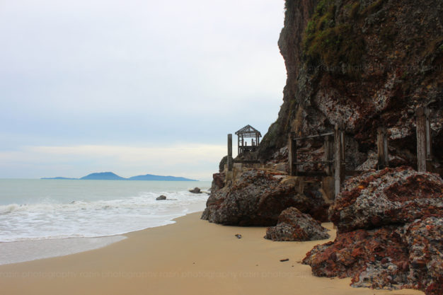 bukit keluang beach e1591478239436 - 7 Destinasi Wisata Terengganu yang Tidak Boleh Anda Lewatkan
