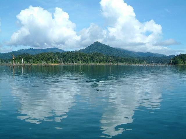 danau kenyir - 7 Destinasi Wisata Terengganu yang Tidak Boleh Anda Lewatkan
