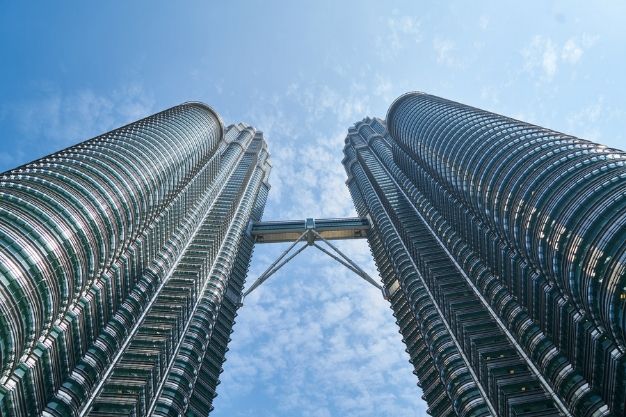 Untitled design923 - Berencana Mengunjungi Menara Petronas? Simak Dulu 5 Faktanya!