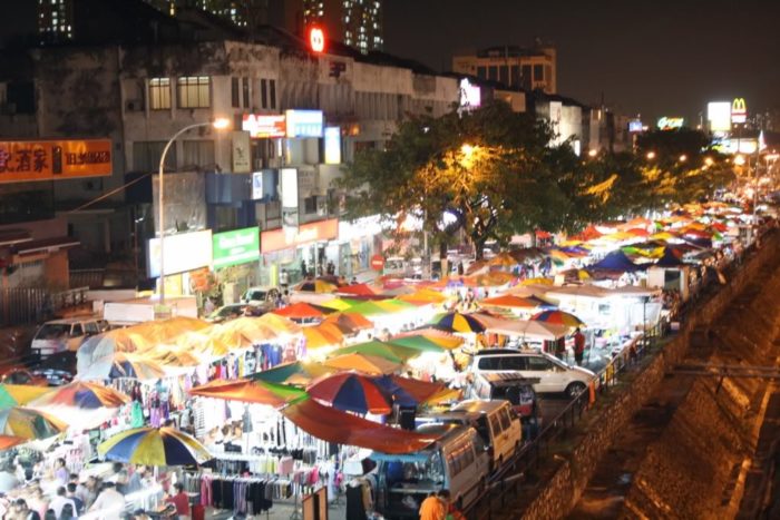 pasar malam 700x467 - 5 Tempat Wisata Menarik di Shah Alam yang Patut Dicoba