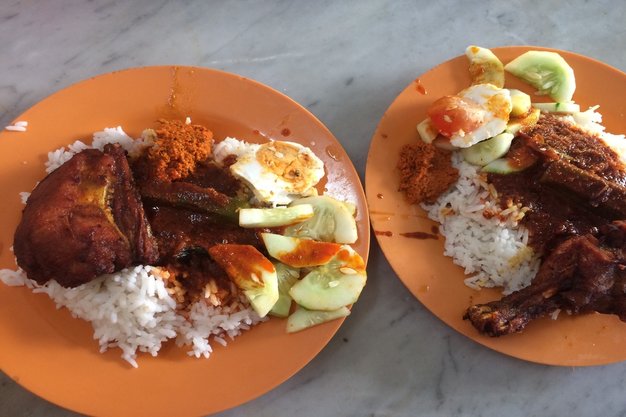 rsz ayam merah nasi ganja ipoh 1 - Cicipi 5 Kuliner Khas Ini saat Liburan di Ipoh Malaysia