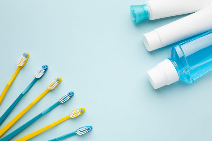 dental cleaning items copy space 700x467 - Untukmu Travelers, Simak 5 Tips Liburan Aman di Tengah Pandemi