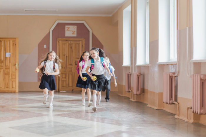 cheerful kids running school corridor 700x467 - Ketahui 6 Ciri-ciri Sekolah Ramah Anak Berikut Ini!