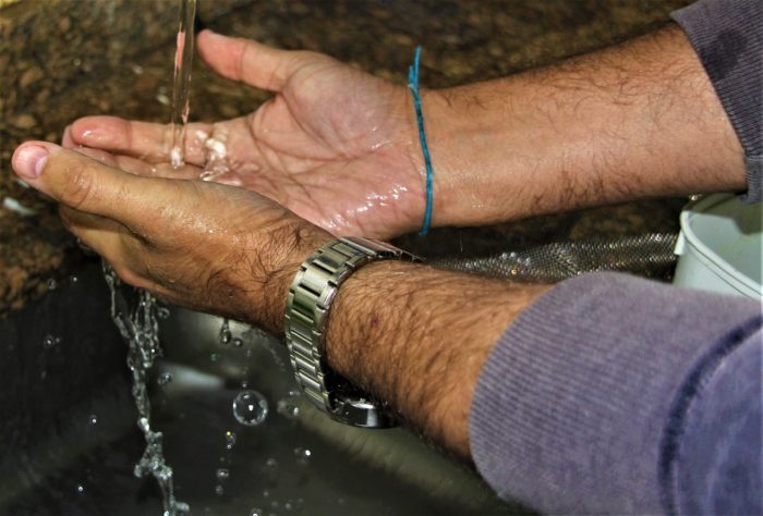 cuci tangan 700x474 - 6 Langkah Mencuci Tangan dengan Benar Menurut WHO