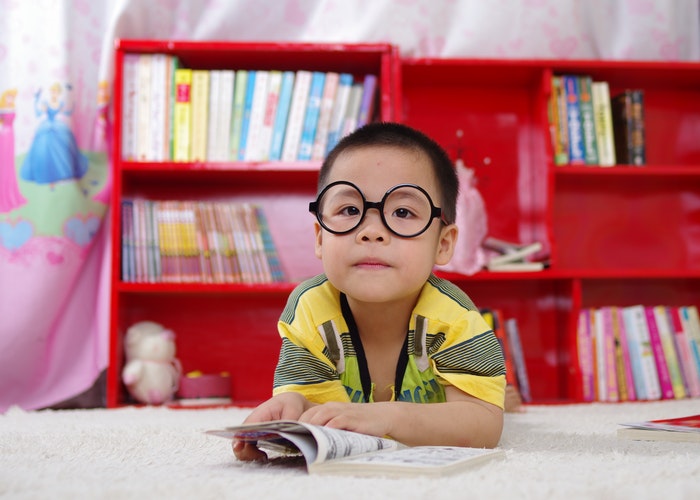 pexels pixabay 261895 - 5 Cara Mengajar Anak Membaca di Rumah yang Menyenangkan