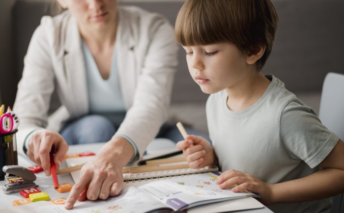 side view child learning from tutor home 700x435 - Bingung Membimbing Anak Belajar Online? Simak 6 tips berikut!