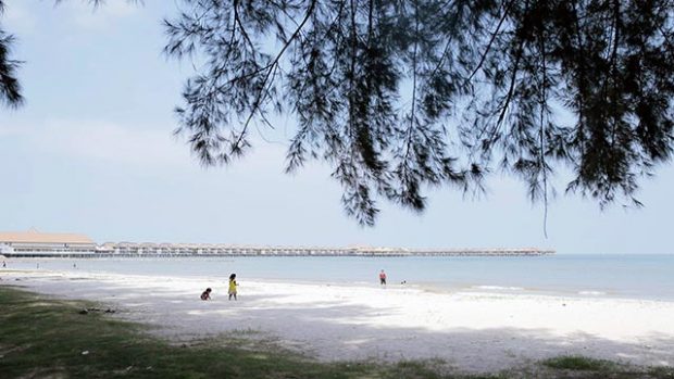 Bagan Lalang Beach 620x349 1 - Pantai di Selangor Menakjubkan, Wajib Dikunjungi!