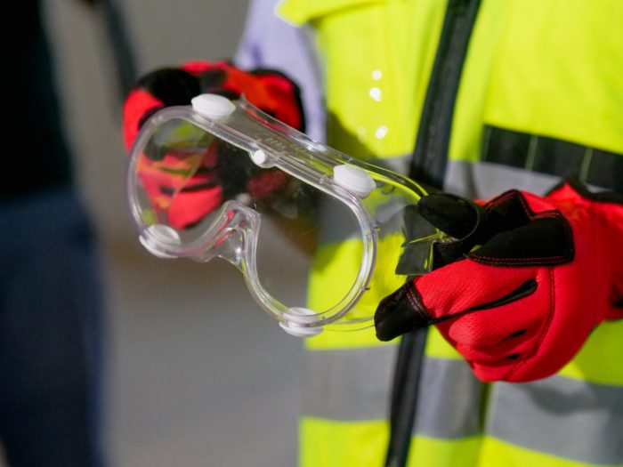 Safety Glasses 700x525 - Alat Keselamatan Kerja Ini Harus Ada Pada Pekerja Industri!