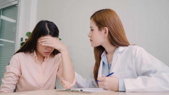 doctor talking unhappy teenage patient exam room 700x394 - Ketahui Pentingnya Peran Orang Tua Dalam Mendidik Anak