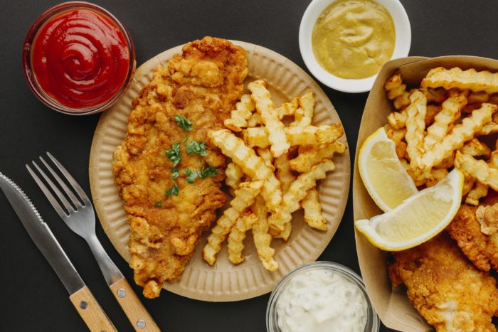 fish n chips freepik 700x467 - Makanan Halal Di Luar Negeri? Ini Tips Mudah Mencarinya!