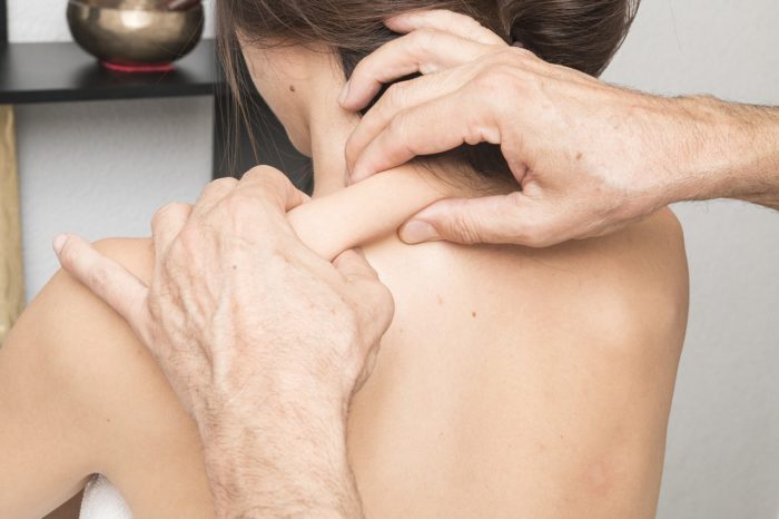 memijat 700x466 - Cek di Sini, Penyebab dan Cara Mengatasi Sakit Leher