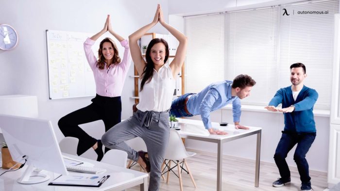 office yoga poses improve your posture relaxation 1694 700x394 - 5 Jenis Olahraga Ringan yang Bisa Kamu Lakukan di Tempat Kerja 