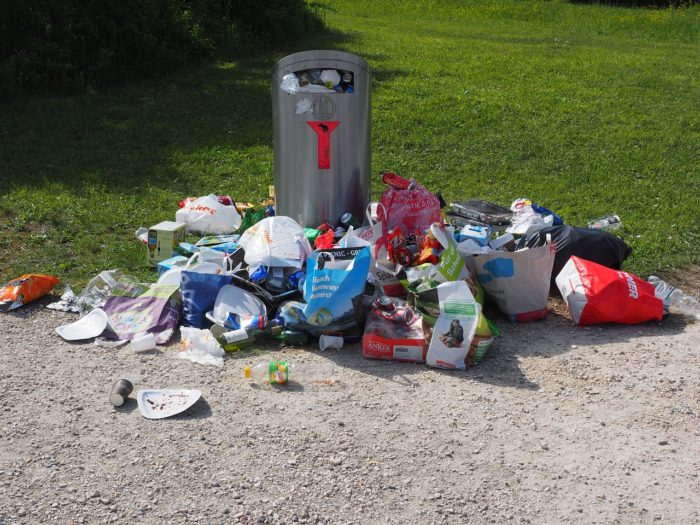 sampah lingkungan 700x525 - Bahaya Sampah Plastik Bagi Kesehatan dan Lingkungan, Ini Cara Mengelolanya