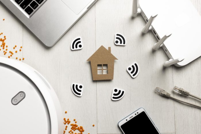 top view wi fi router with house figurine wireless controlled devices 700x467 - Berikut 7 Kiat Lancarkan Presentasi Online Saat Kuliah Daring