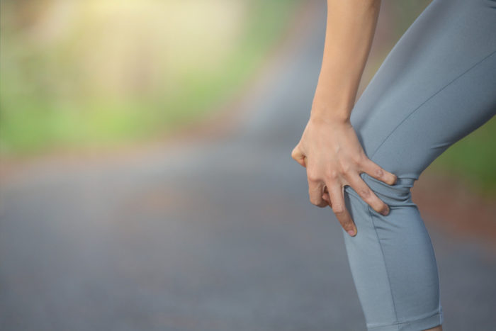 woman runner hold knee pain 700x467 - Daftar Rumah Sakit dan Biaya Operasi Ganti Sendi Lutut di Malaysia