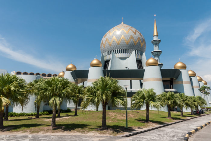 KotaKinabalu Sabah SabahStateMosque 01 wikimediaorg 700x467 - Sabah Malaysia, Hal-Hal Menarik Ini Cuma Ada Disana!