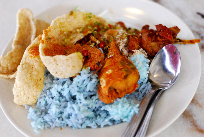 Nasi kerabu wikimediadotorg 700x470 - 9 Makanan Sedap Ini Wajib Kamu Coba Ketika di Malaysia!