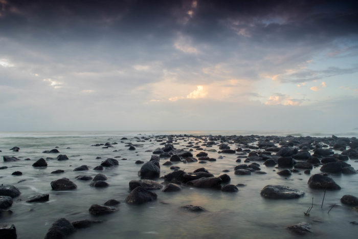 Pantai Batu Hitam flickrdotcom fiqnuor 700x467 - Pantai di Kuantan Malaysia Ini Wajib Kamu Kunjungi, Penasaran!