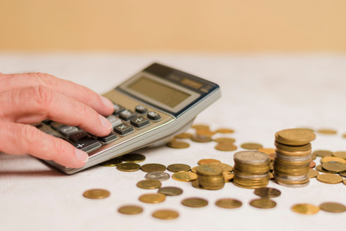 businessman calculating money 700x467 - 7 Cara Mudah Belajar Saham di Malaysia untuk Pemula
