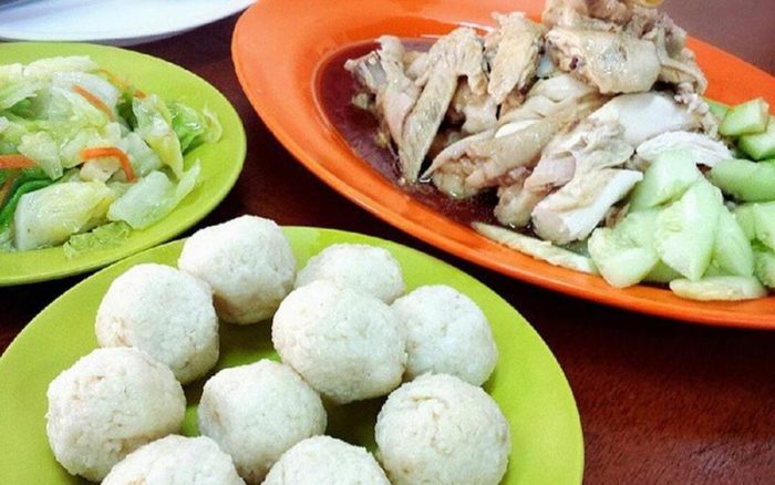 chicken rice ball 700x438 - Rekomendasi Restoran di Melaka Terbaik 2021