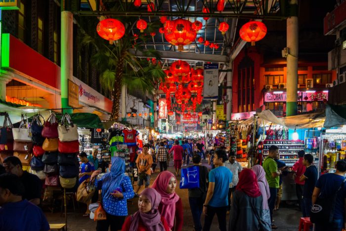 chinatown unsplash 700x467 - Wisata Budaya di Malaysia, Dari Kuil Hingga Rumah Sultan