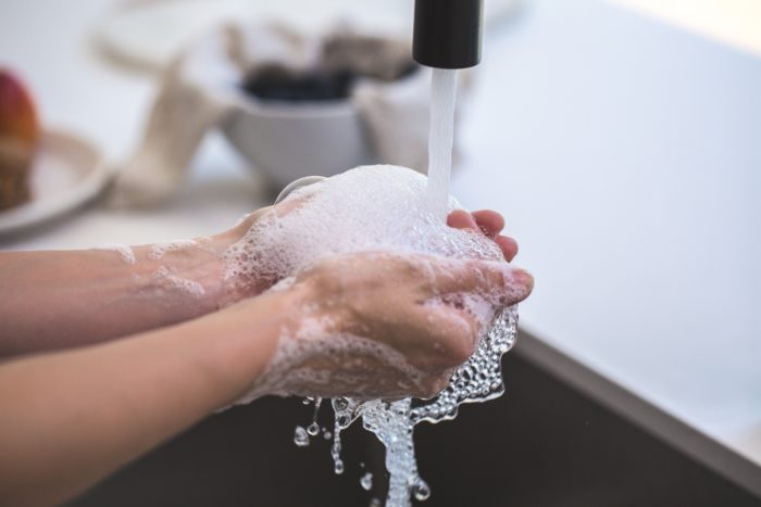 cuci tangan pexels 700x467 - Prokes 3M, Apa Yang Harus Dilakukan dan Apa Manfaatnya?