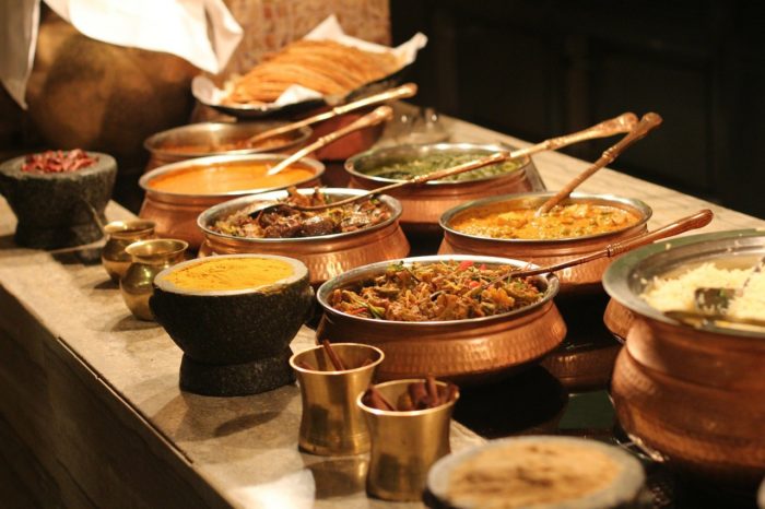 hidangan tradisional 700x466 - Ini Rekomendasi Tempat Nikmati Makanan Tradisional India di Malaysia