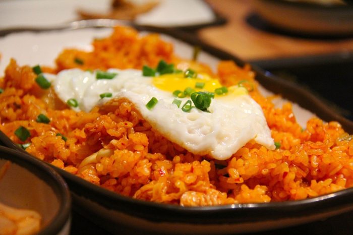 kimchi fried rice g9e8af164a 1280 700x466 - Makanan Korea Halal, Mudah Temukan di Malaysia!