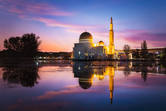 masjid unsplash 700x467 - Wisata Budaya di Malaysia, Dari Kuil Hingga Rumah Sultan