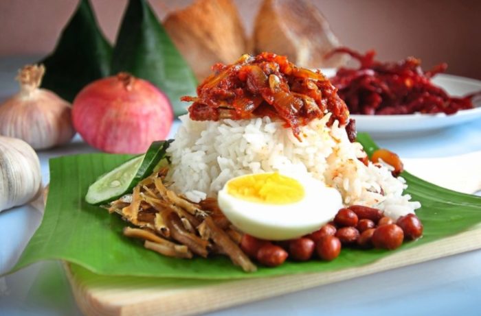 nasi lemak 1 700x461 - 5 Makanan Tradisional Melayu yang Paling Nikmat