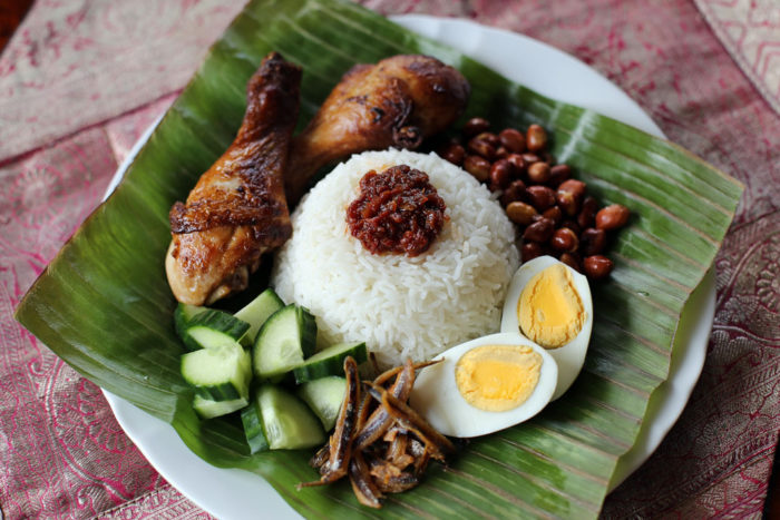 nasi lemak discoversgdotcom 700x467 - 9 Makanan Sedap Ini Wajib Kamu Coba Ketika di Malaysia!