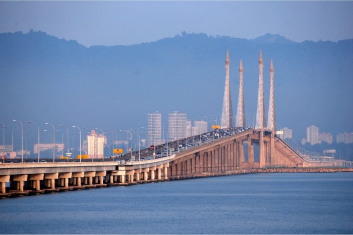 penang bridge 700x467 - 10 Tempat Menarik di Pulau Penang Malaysia