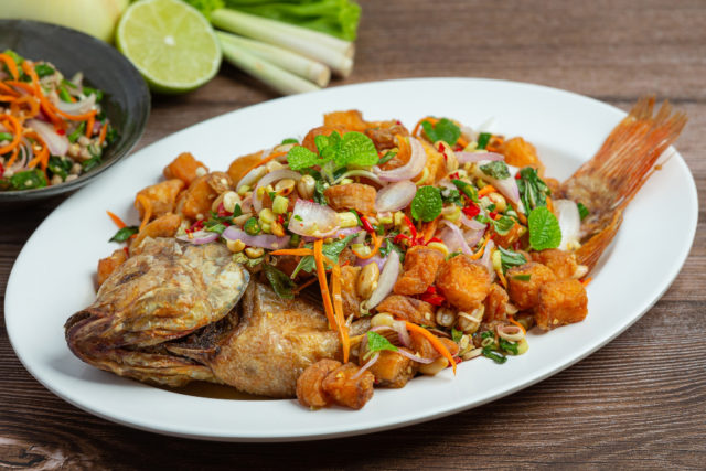 spicy fried tubtim fish salad spicy thai food e1632719939384 - 6 Spot Kuliner yang Sajikan Makanan Sedap di Port Dickson Malaysia