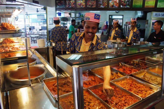 Nasi Kandar Pelita 700x467 - Restoran Halal, Rekomendasi Terenak di Malaysia!