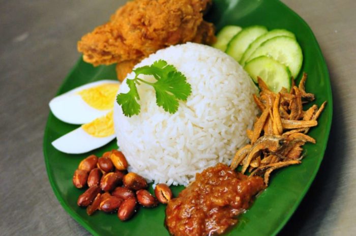 Nasi Lemak Wak Manjor 700x464 - Restoran Halal, Rekomendasi Terenak di Malaysia!